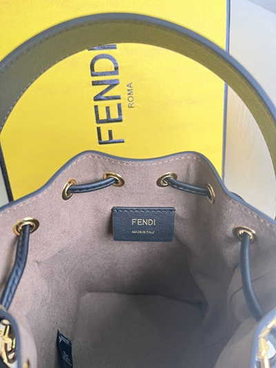 フェンディバッグ着用イメージ